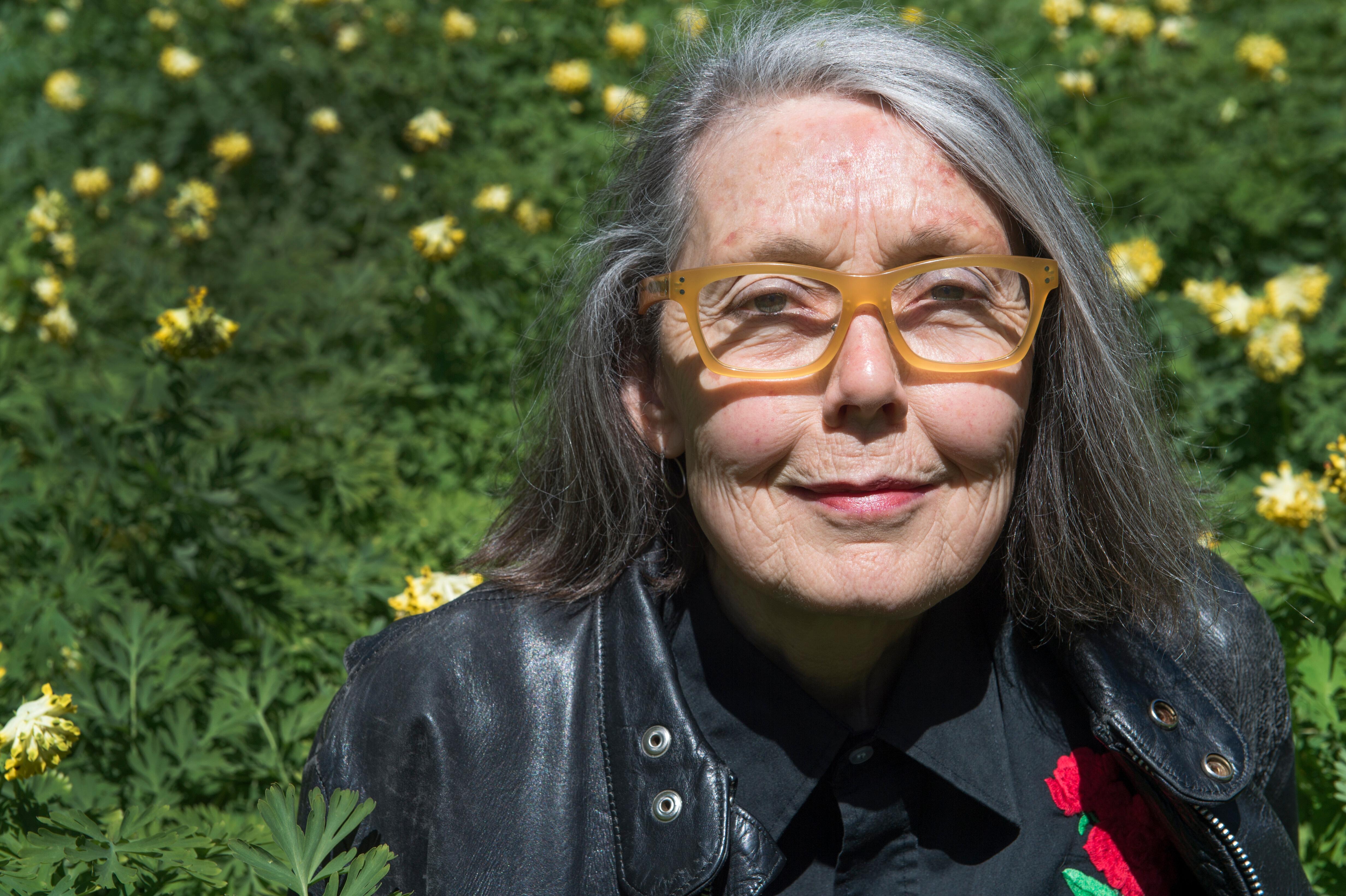 Anne Carson, Literaturnobelpreisträgerin 2026, im Jahr 2015 in Schweden | Bild:picture alliance / Svenska Dagbladet | Lars Pehrson / SvD / TT