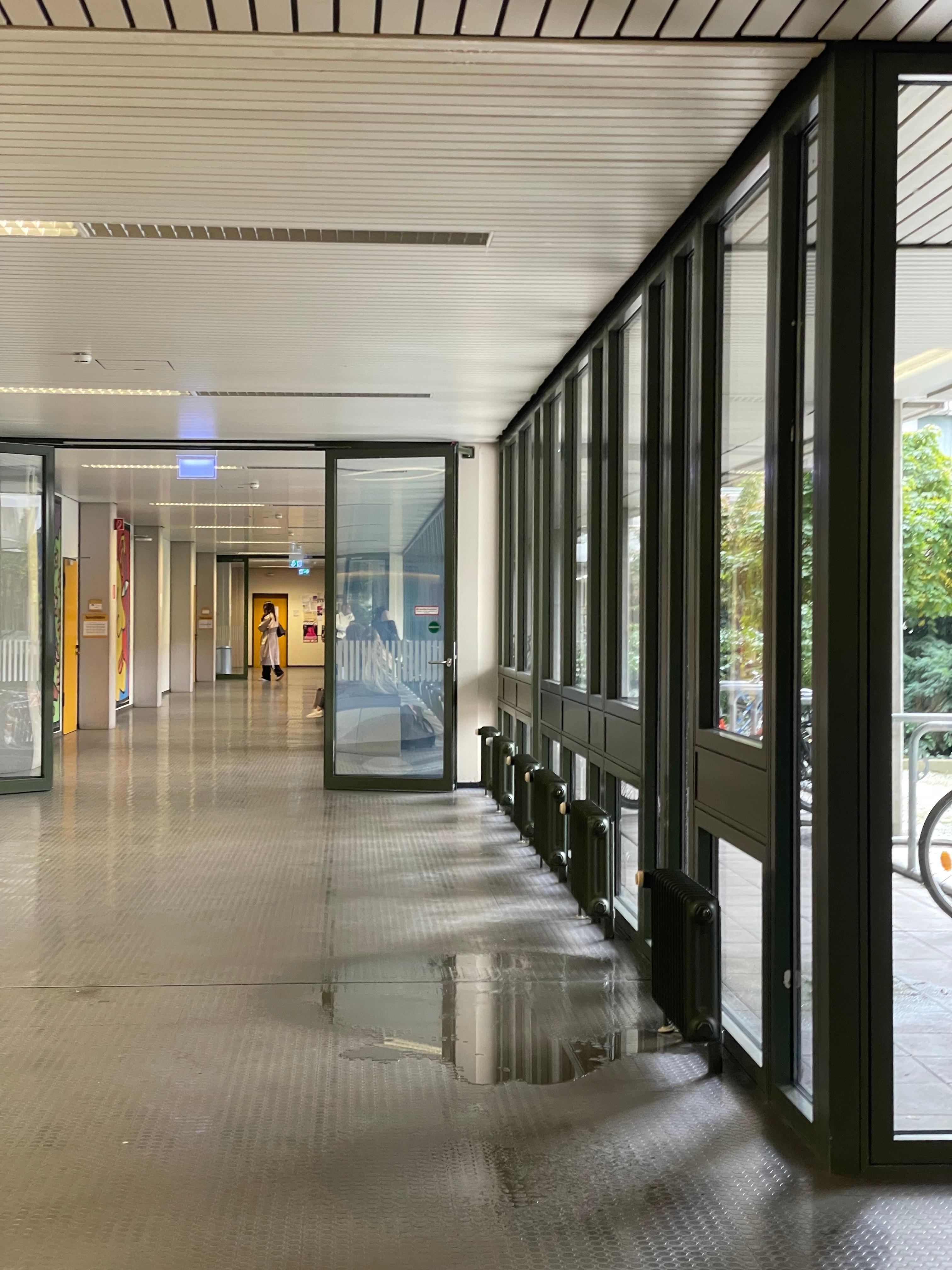 Wasserpfütze auf dem Boden im Gebäude der Uni Augsburg