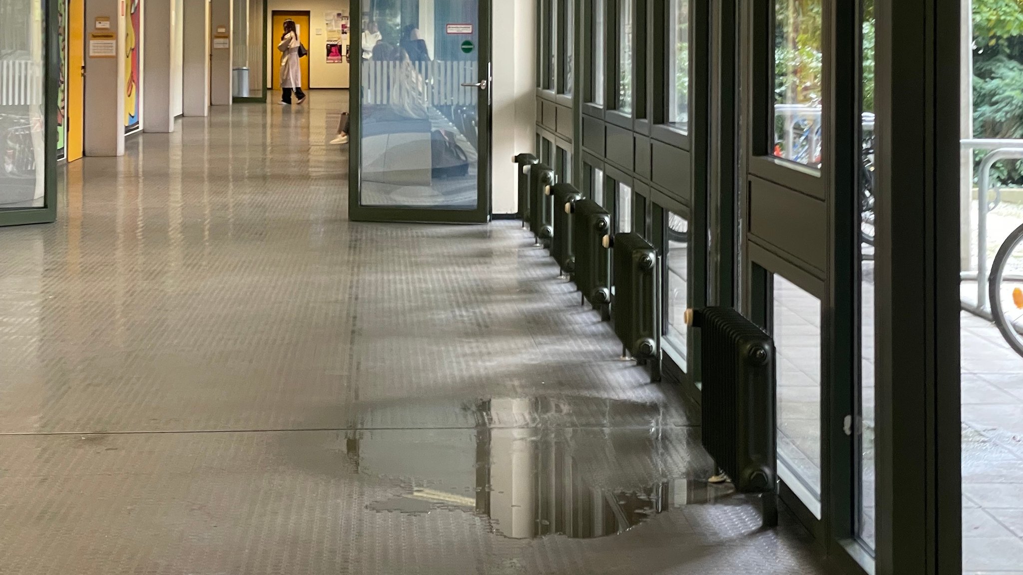 Wasserpfütze auf dem Boden im Gebäude der Uni Augsburg | Bild: Bayerischer Landesstudierendenrat Wasserpfütze auf dem Boden im Gebäude der Uni Augsburg
