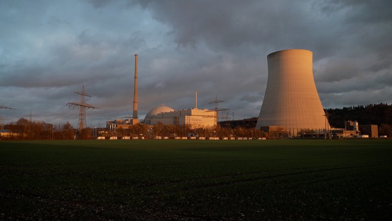 Der Kühlturm des abgeschalteten Kernkraftwerks Isar 2 ohne Wasserdampf. | Bild: BR Der Kühlturm des abgeschalteten Kernkraftwerks Isar 2 ohne Wasserdampf.