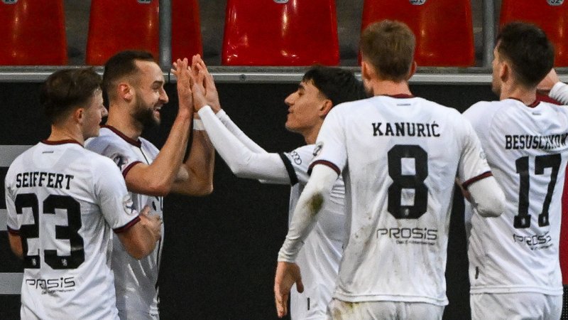 FCI-Jubel nach dem 2:0 gegen Unterhaching | Bild: picture alliance/dpa | Armin Weigel FCI-Jubel nach dem 2:0 gegen Unterhaching