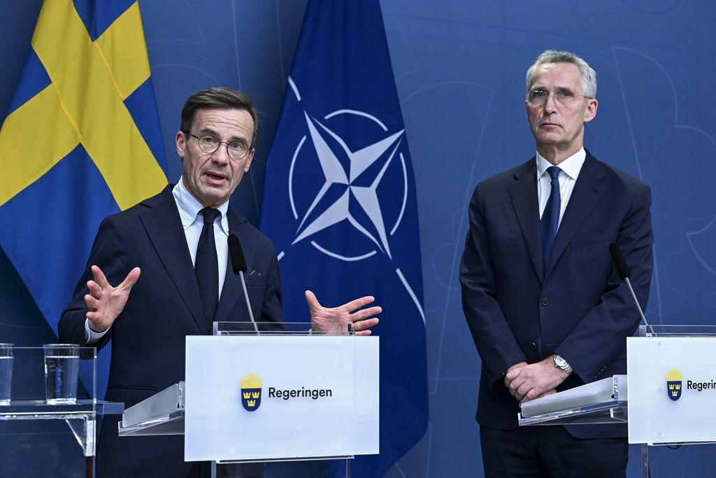 ARCHIV - 07.03.2023, Schweden, Stockholm: Ulf Kristersson (l), Ministerpräsident von Schweden, und Jens Stoltenberg, NATO-Generalsekretär, während einer Pressekonferenz nach einem Treffen mit allen schwedischen Parteivorsitzenden, die sich für eine schwedische NATO-Mitgliedschaft aussprachen. (zu dpa: «Schweden soll diesen Donnerstag Nato-Mitglied werden») Foto: Jonas Ekströmer/TT/TT News Agency/AP/dpa +++ dpa-Bildfunk +++