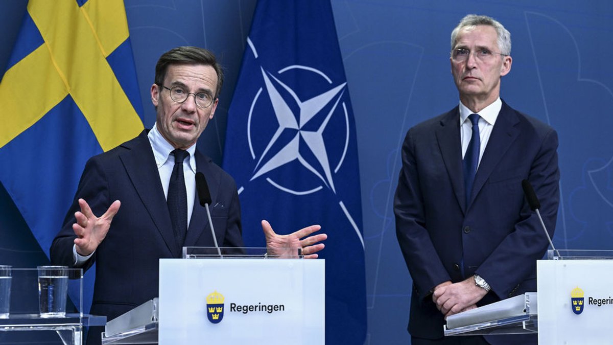 ARCHIV - 07.03.2023, Schweden, Stockholm: Ulf Kristersson (l), Ministerpräsident von Schweden, und Jens Stoltenberg, NATO-Generalsekretär, während einer Pressekonferenz nach einem Treffen mit allen schwedischen Parteivorsitzenden, die sich für eine schwedische NATO-Mitgliedschaft aussprachen. (zu dpa: «Schweden soll diesen Donnerstag Nato-Mitglied werden») Foto: Jonas Ekströmer/TT/TT News Agency/AP/dpa +++ dpa-Bildfunk +++
