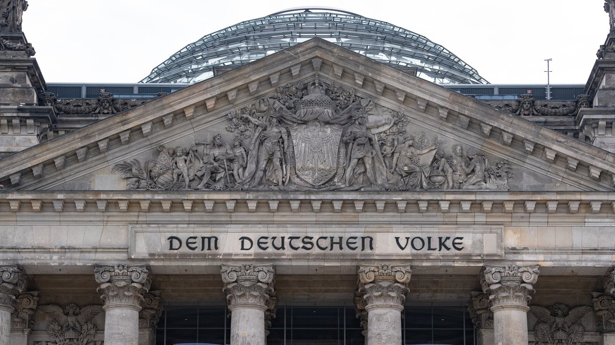 "Dem Deutschen Volke" steht über dem Haupteingang des Reichstags in Berlin.