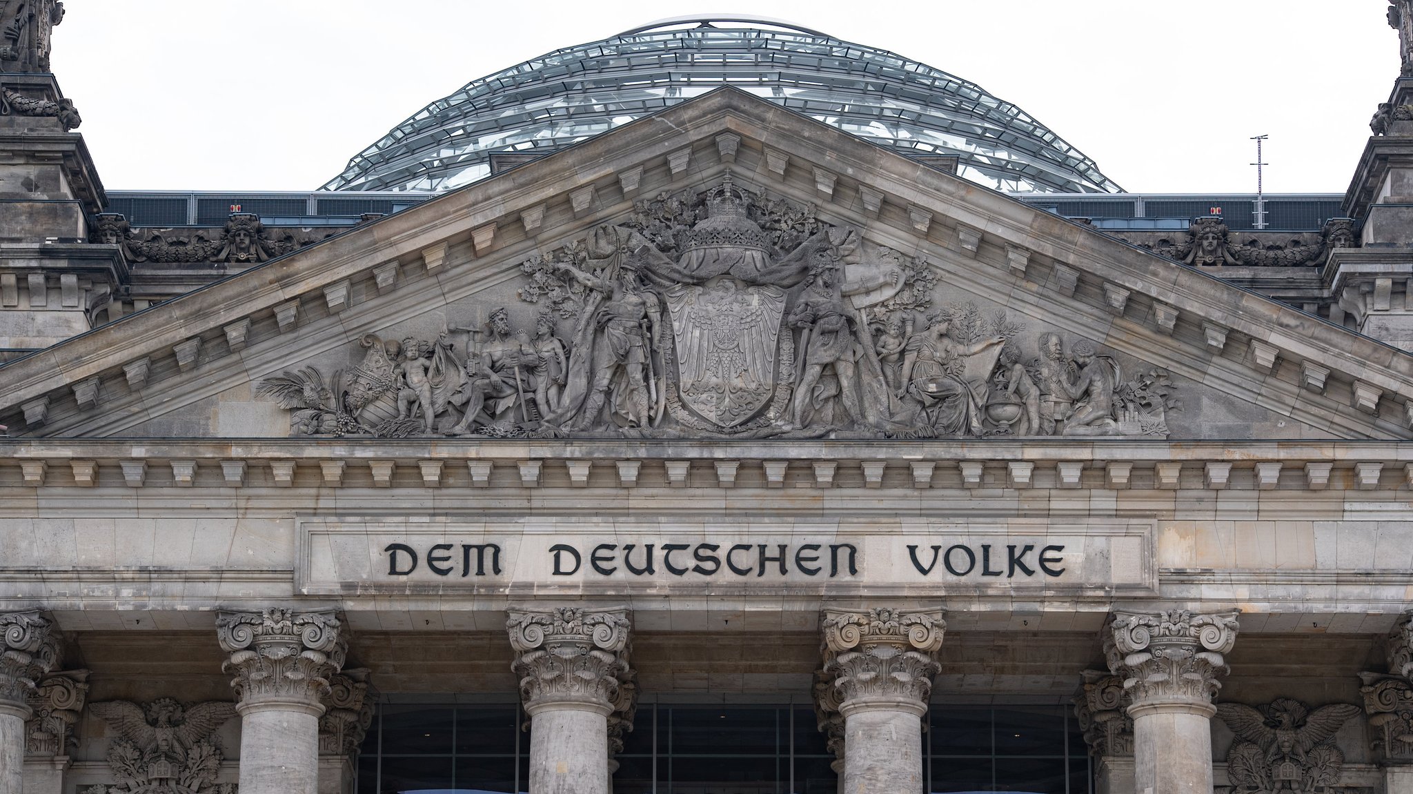 "Dem Deutschen Volke" steht über dem Haupteingang des Reichstags in Berlin.