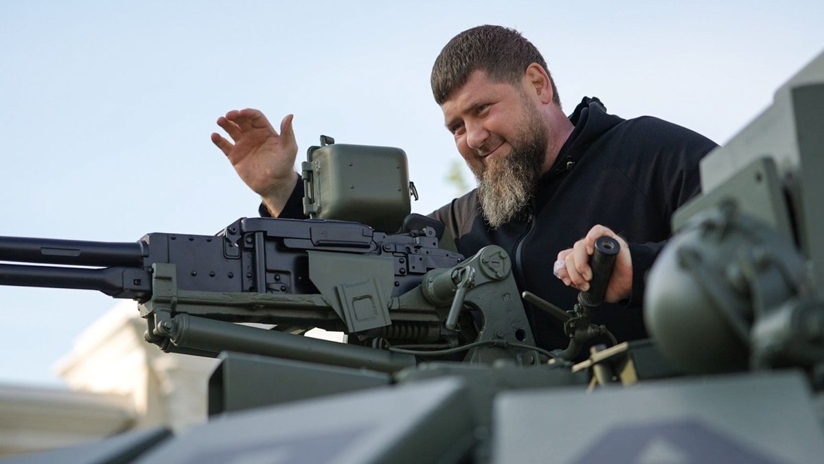 Der tschetschenische Machthaber an einem Panzer-Geschütz