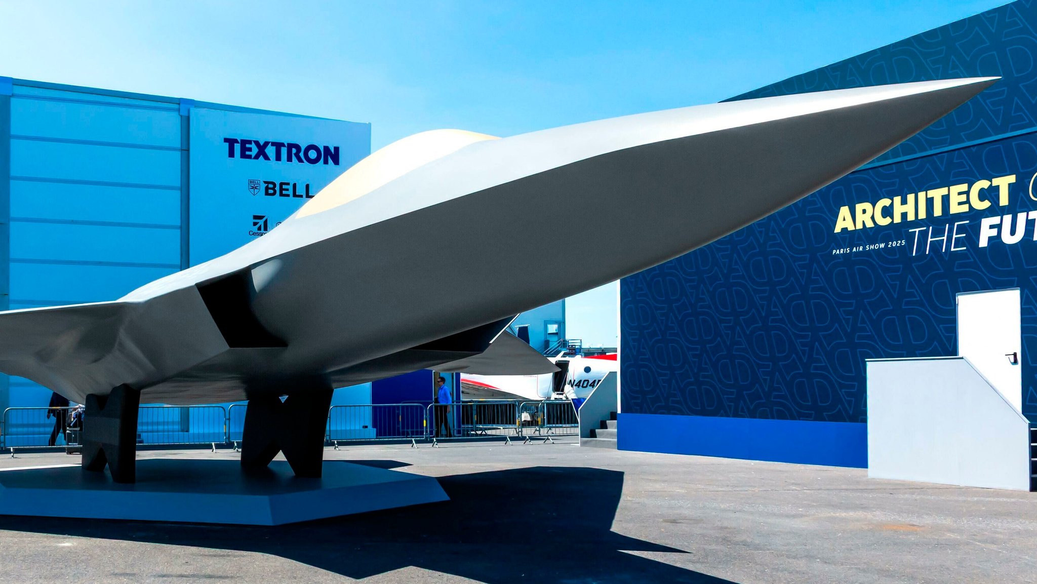 So hätte das deutsch-französische FCAS-Flugzeug ausgesehen. Der Fighter steht als Modell in Lebensgröße in Frankreich vor den Hallen von Dassault Aviation | Bild: pa/Visually/VDWI Aviation So hätte das deutsch-französische FCAS-Flugzeug ausgesehen. Der Fighter steht als Modell in Lebensgröße in Frankreich vor den Hallen von Dassault Aviation