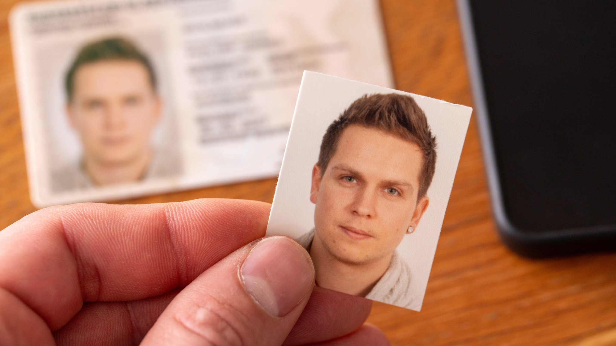 (Symbolbild) So geht's bald nicht mehr: Ein analoges Foto für einen Personalausweis. | Bild: picture alliance / CHROMORANGE | Michael Bihlmayer (Symbolbild) So geht's bald nicht mehr: Ein analoges Foto für einen Personalausweis.