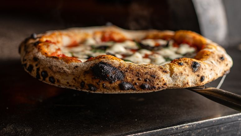 An der Qualität von Pizza, Pasta und Parmesan lässt Alberto Grandi keinen Zweifel - mit ihrer Geschichte sieht das ganz anders aus | Bild:picture alliance / Anadolu | Omer Taha Cetin