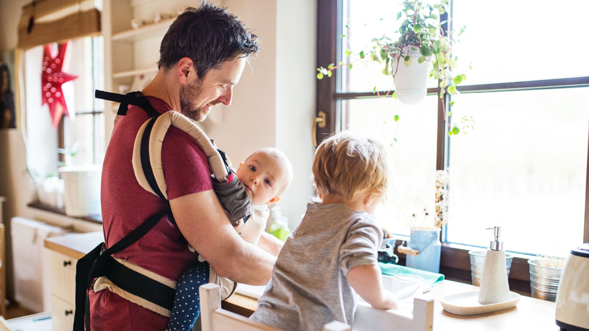 Ein Vater mit zwei Kindern (Symbolbild)