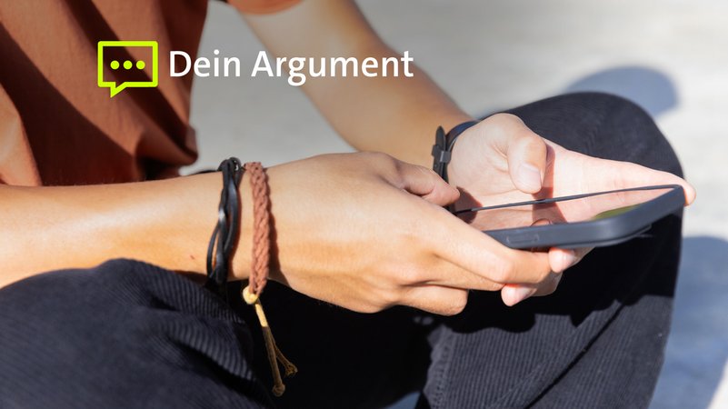 Ein Mann hält ein Handy in seiner Hand und tippt darauf herum (Symbolbild). | Bild: picture alliance / Zoonar | Channel Partners Ein Mann hält ein Handy in seiner Hand und tippt darauf herum (Symbolbild).