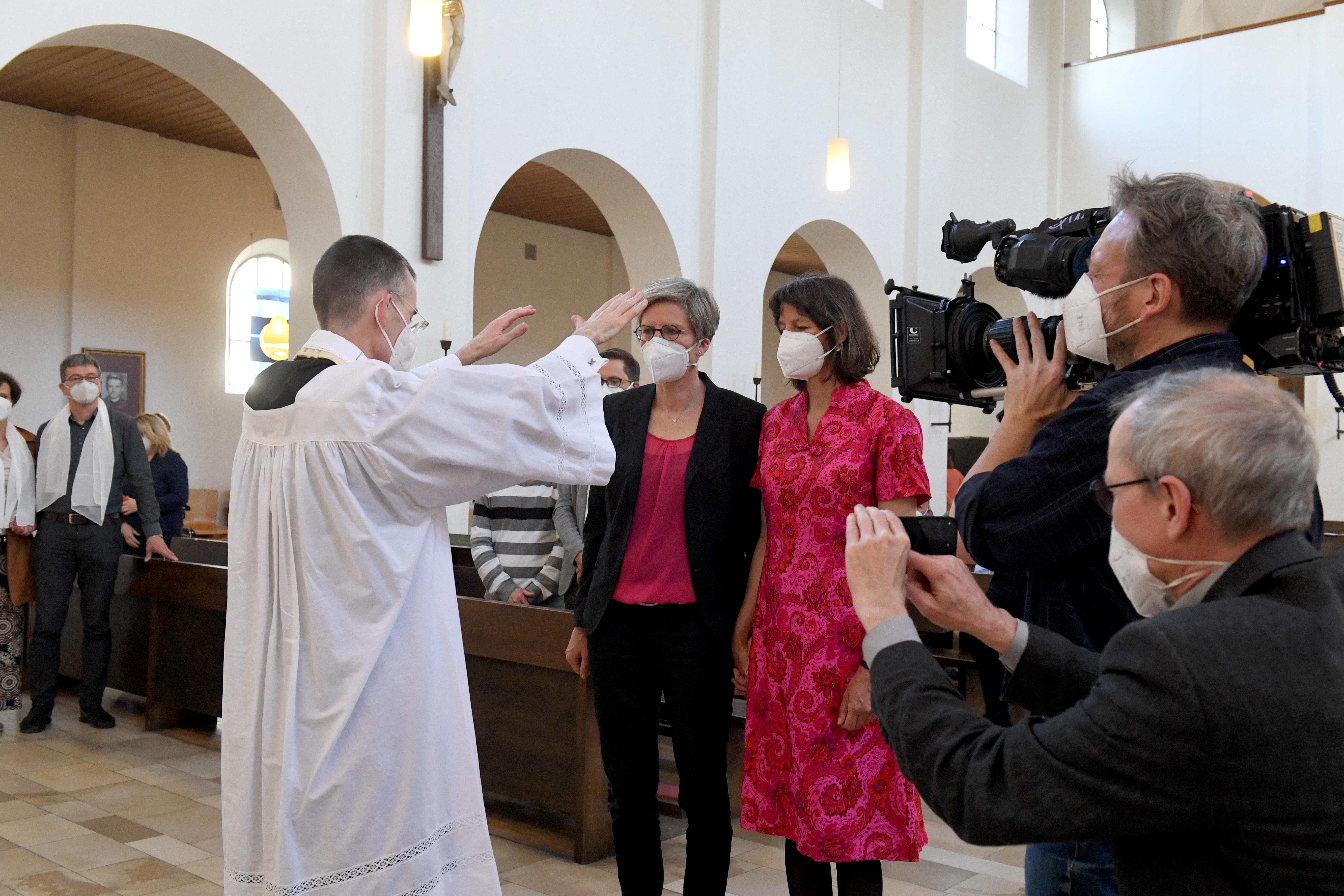 Archivbild: Bisher hatten einzelne Priester bereits homosexuelle Paare gesegnet, wie Wolfgang Rothe in München 