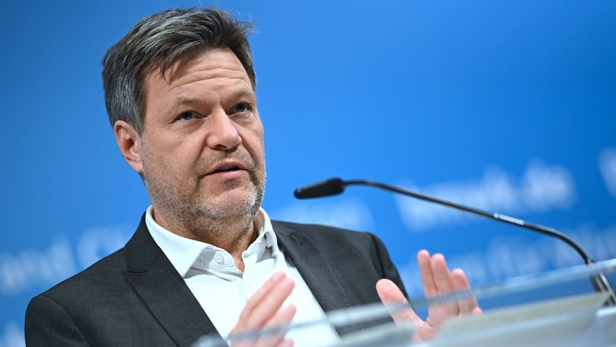 05.04.2023, Berlin: Robert Habeck (Bündnis 90/Die Grünen, l), Bundesminister für Wirtschaft und Klimaschutz, spricht bei einem Pressestatement mit Bundesjustizminister Buschmann zum Kabinettbeschluss zur Novelle des Kartell- und Wettbewerbsrechts. Foto: Britta Pedersen/dpa +++ dpa-Bildfunk +++