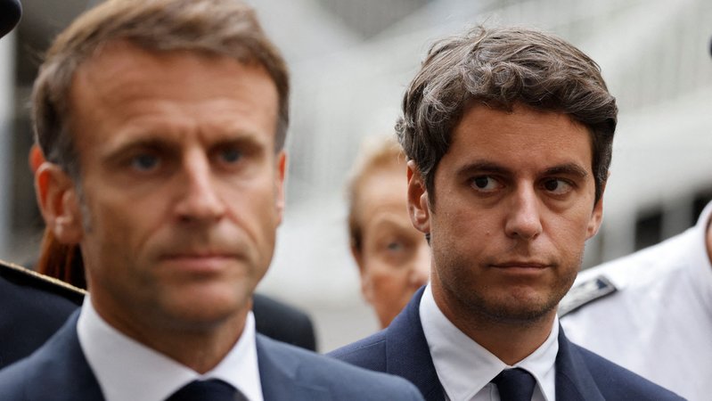 Gabriel Attal (rechts) hinter Präsident Macron (Archivbild)
