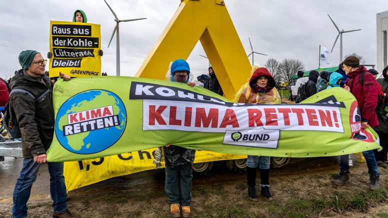 Demonstranten mit Transparent "Klima retten" | Bild:Jochen Tack/Picture Alliance