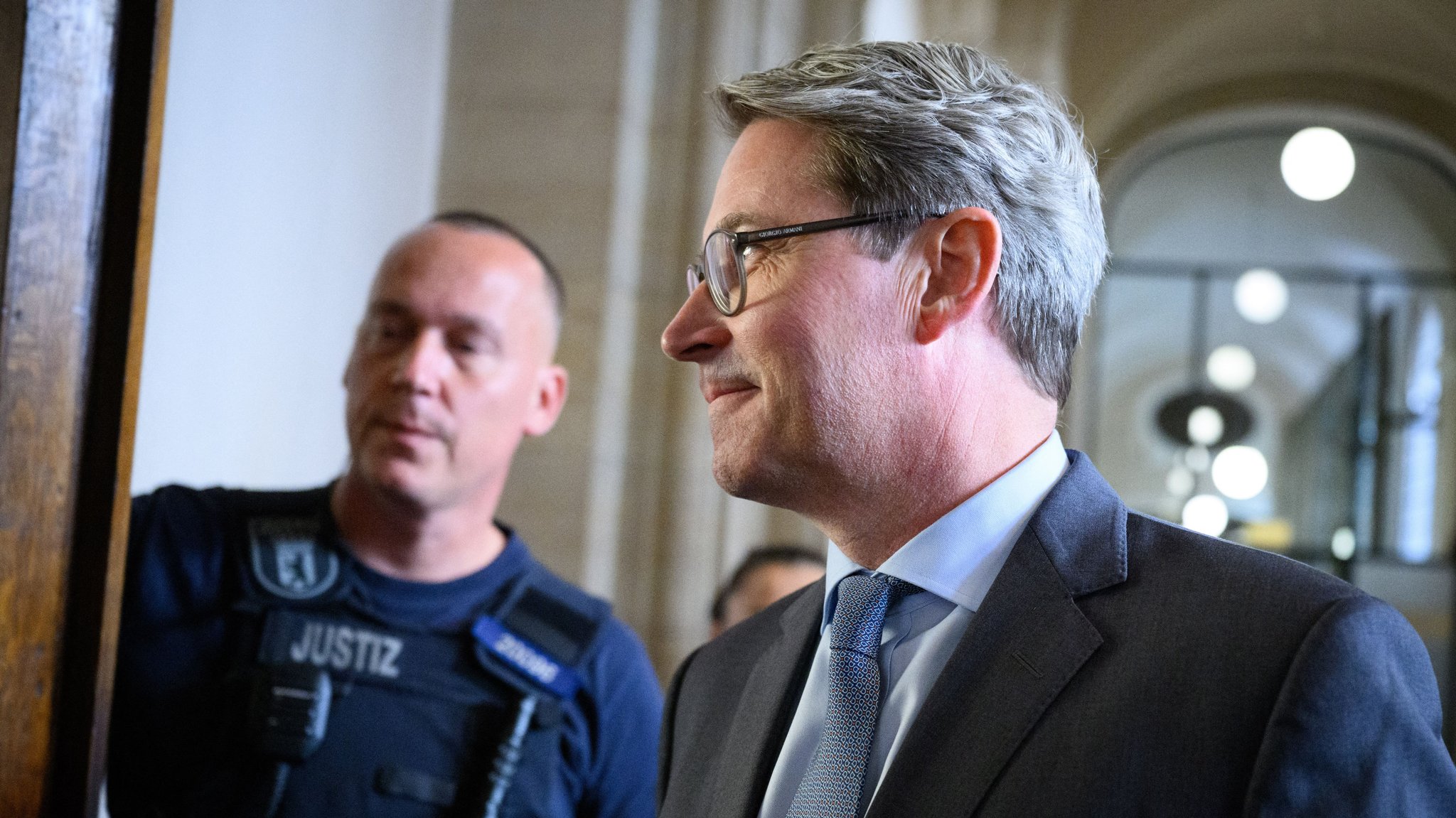 Andreas Scheuer, ehemaliger Bundesverkehrsminister, geht nach einer kurzen Pause am ersten Tag vom Prozess im Zusammenhang mit der gescheiterten Pkw-Maut vor der 38. Großen Strafkammer im Kriminalgericht Moabit zurück in den Gerichtssaal. | Bild: dpa-Bildfunk/Bernd von Jutrczenka Andreas Scheuer, ehemaliger Bundesverkehrsminister, geht nach einer kurzen Pause am ersten Tag vom Prozess im Zusammenhang mit der gescheiterten Pkw-Maut vor der 38. Großen Strafkammer im Kriminalgericht Moabit zurück in den Gerichtssaal.