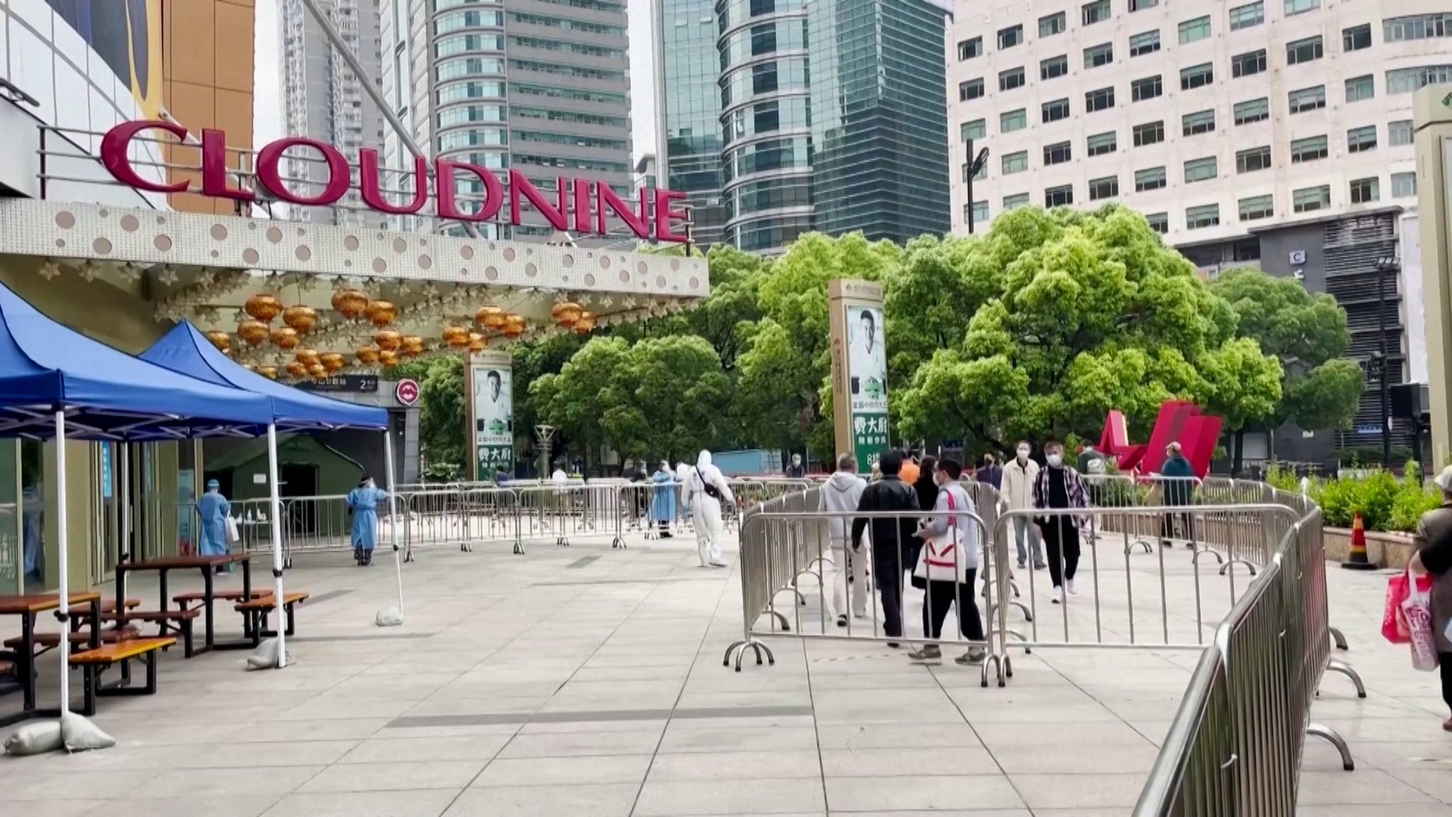 Nach wochenlangem Lockdown durften zumindest einige Bewohner in Shanghai wieder einkaufen.