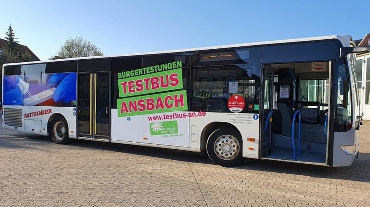 Linienbus mit der Aufschrift "Bürgertestungen - Testbus Ansbach"
