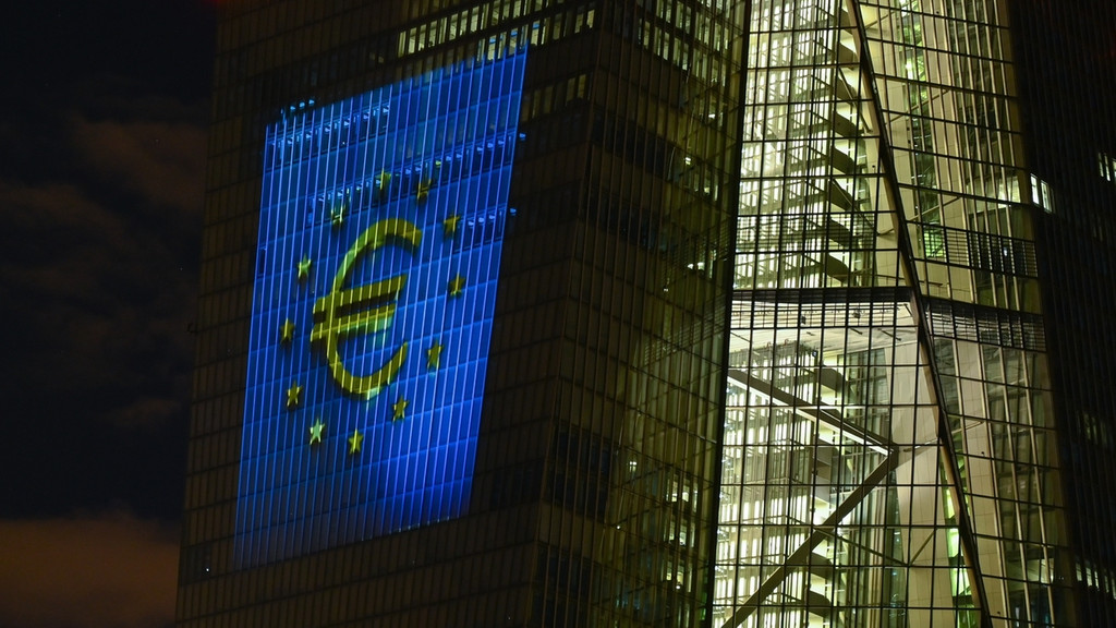  Euro-Zeichen auf die Südfassade der Zentrale der Europäischen Zentralbank (EZB)