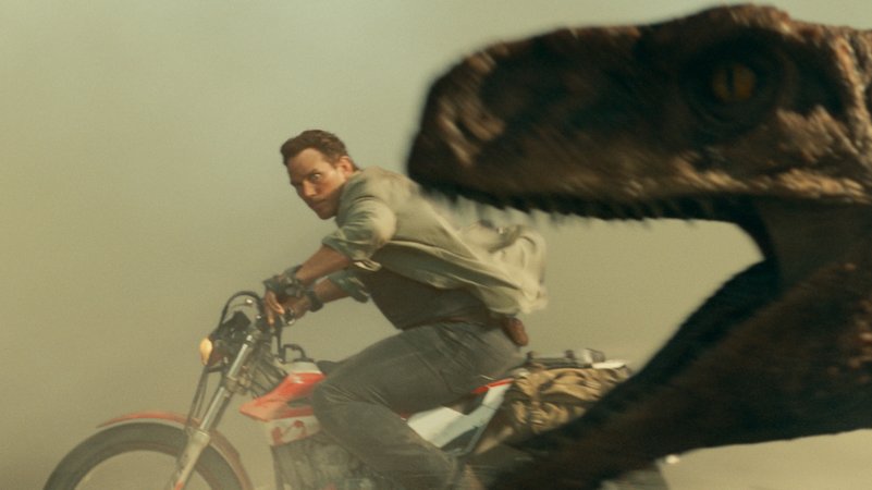 Eine der vielen imposanten Dino-Jagden in "Jurassic World 3: Ein neues Zeitalter" (Filmszene) mit Chris Pratt.