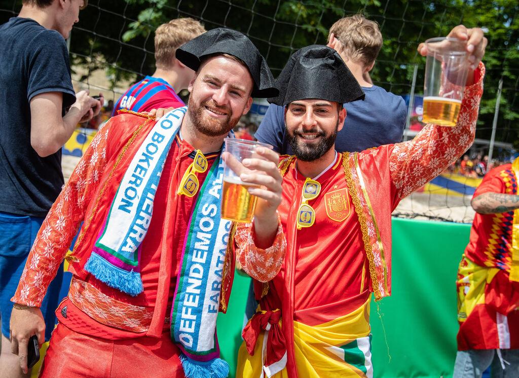 Vor dem EM-Spiel zwischen Deutschland und Spanien feiern Spanien-Fans und trinken Bier.