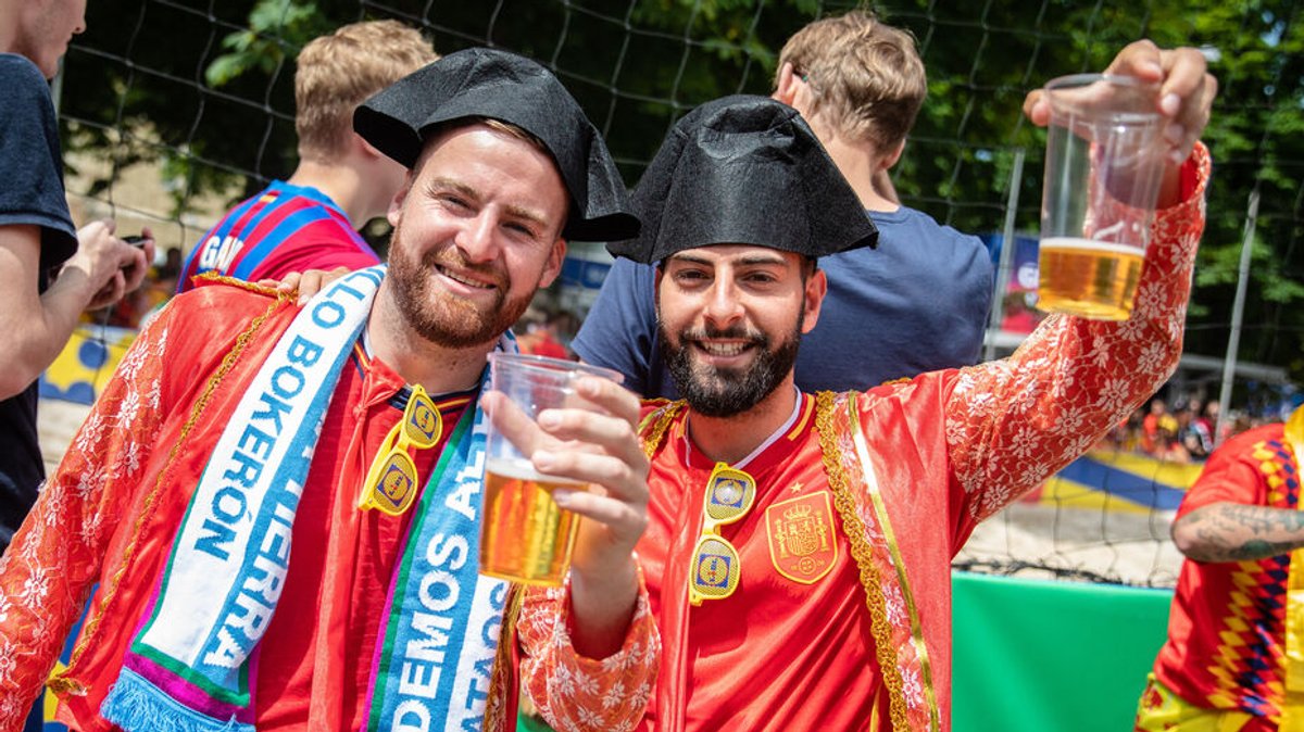 Vor dem EM-Spiel zwischen Deutschland und Spanien feiern Spanien-Fans und trinken Bier.