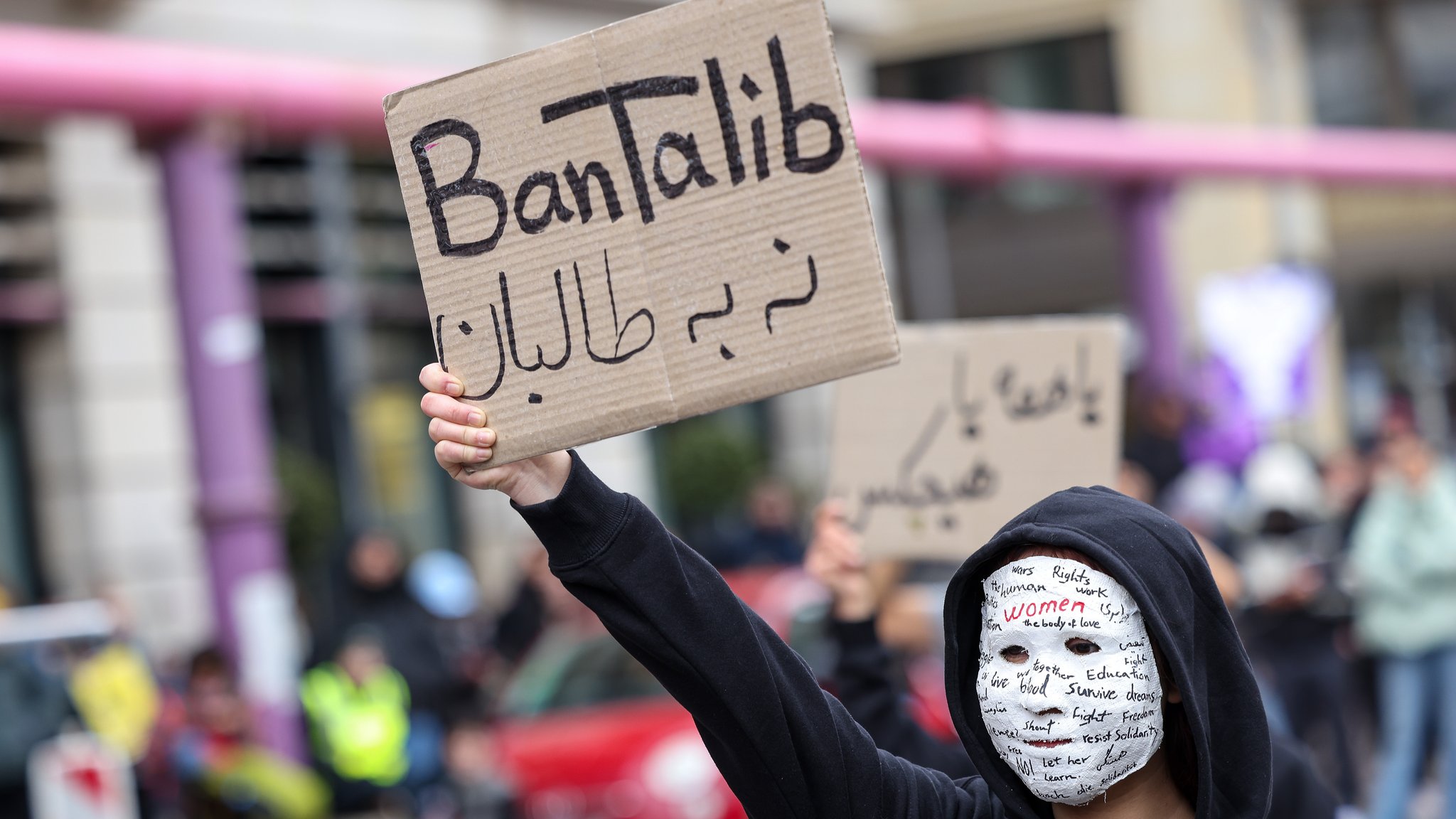 Symbolbild: Berlin - Eine Demo der Afghanischer Frauen- und Diasporagruppen gegen die Taliban im Afghanistan. 