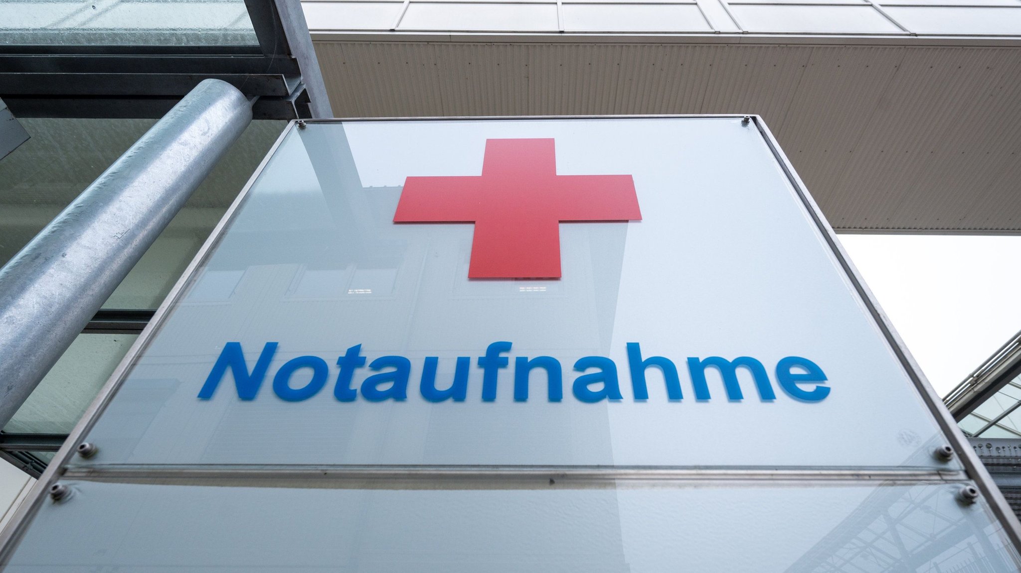 Ein Schild mit einem roten Kreuz und der Aufschrift "Notaufnahme" vor einem Krankenhaus. Für das Westallgäu hat nun ein Gutachten empfohlen, künftig auf ein zentrales Krankenhaus zu setzen.