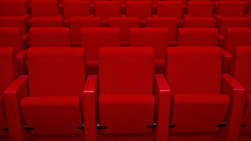 Ein leerer Kinosaal mit roter Bestuhlung | Bild: BR/Natasha Heuse Ein leerer Kinosaal mit roter Bestuhlung