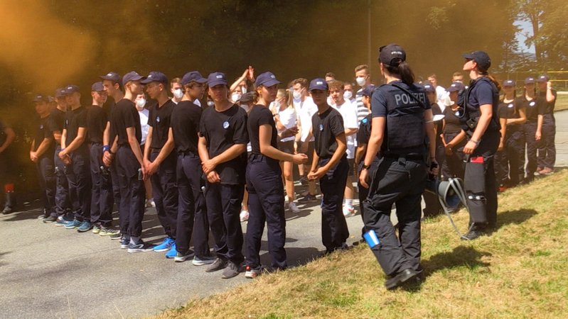 Es ist eines der härtesten Schülerpraktika Deutschlands: die Panther Challenge der Bundespolizei in Deggendorf. 99 Jugendliche schlüpfen hier in die Rolle eines Bundespolizisten. Drei Tage, zwei Nächte. Das hat einen ernsten Hintergrund.
