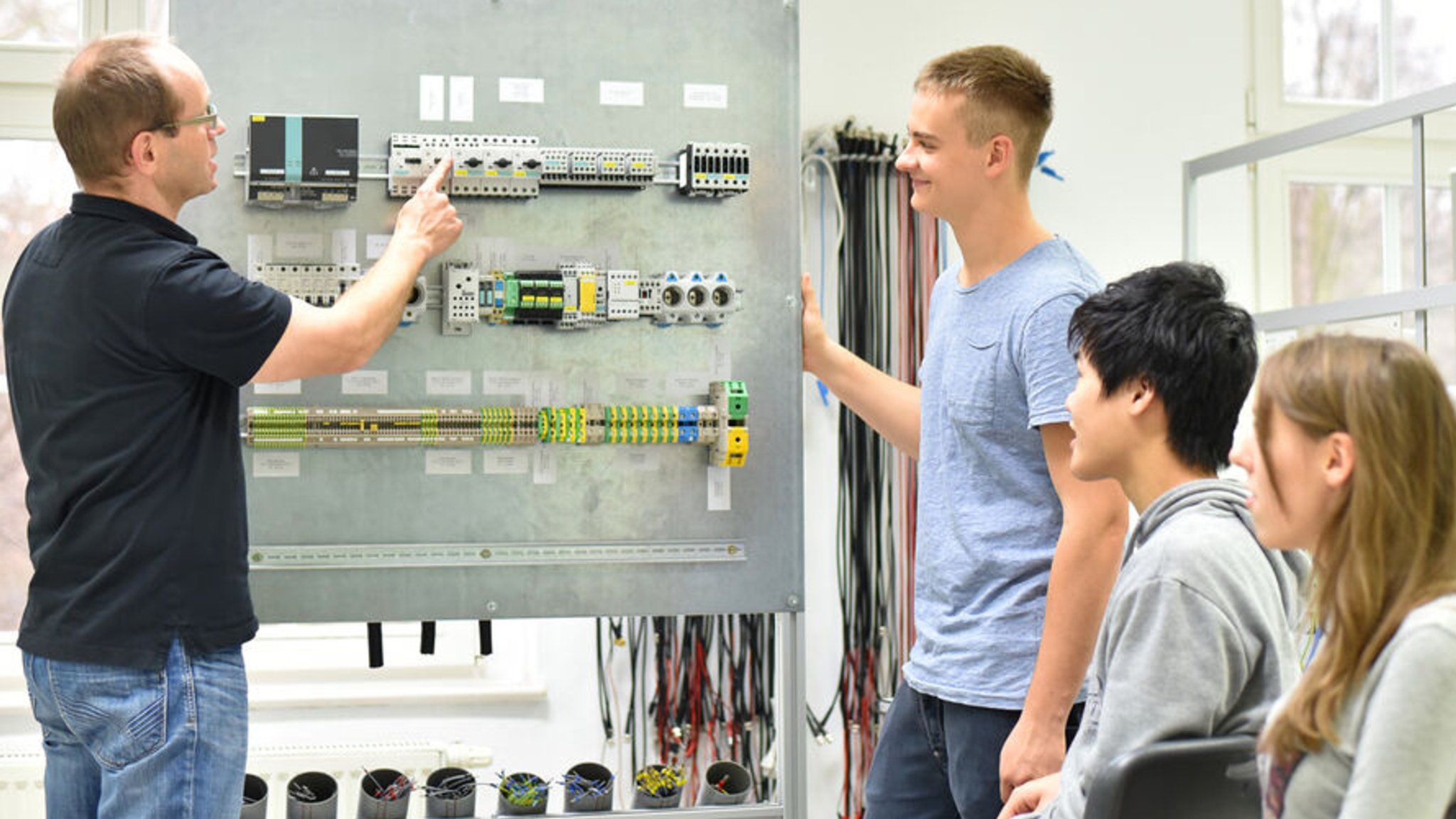 Symbolbild für einen Lehrer, der Elektrotechnik lehrt.