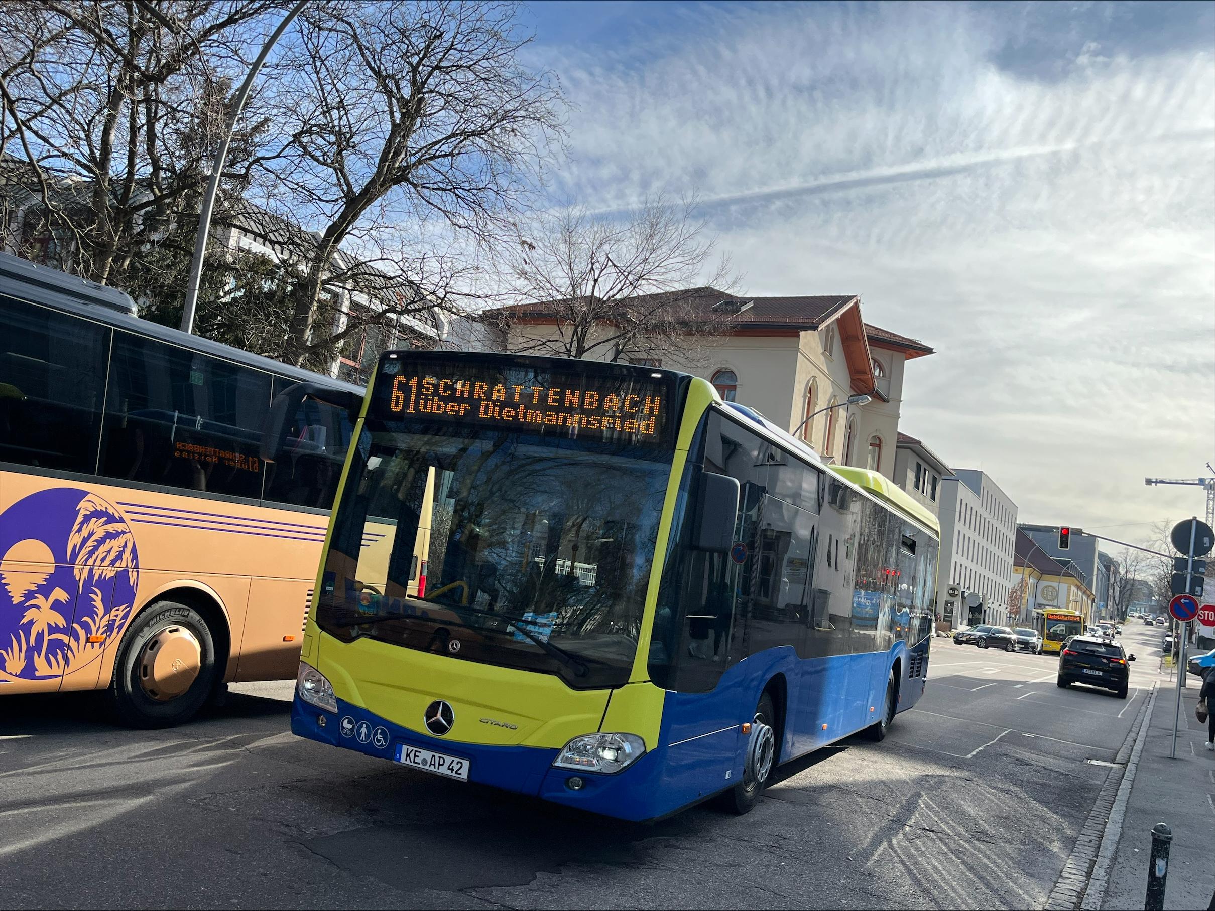 Blau-gelber Bus in Kempten der Linie 61 nach Schrattenbach