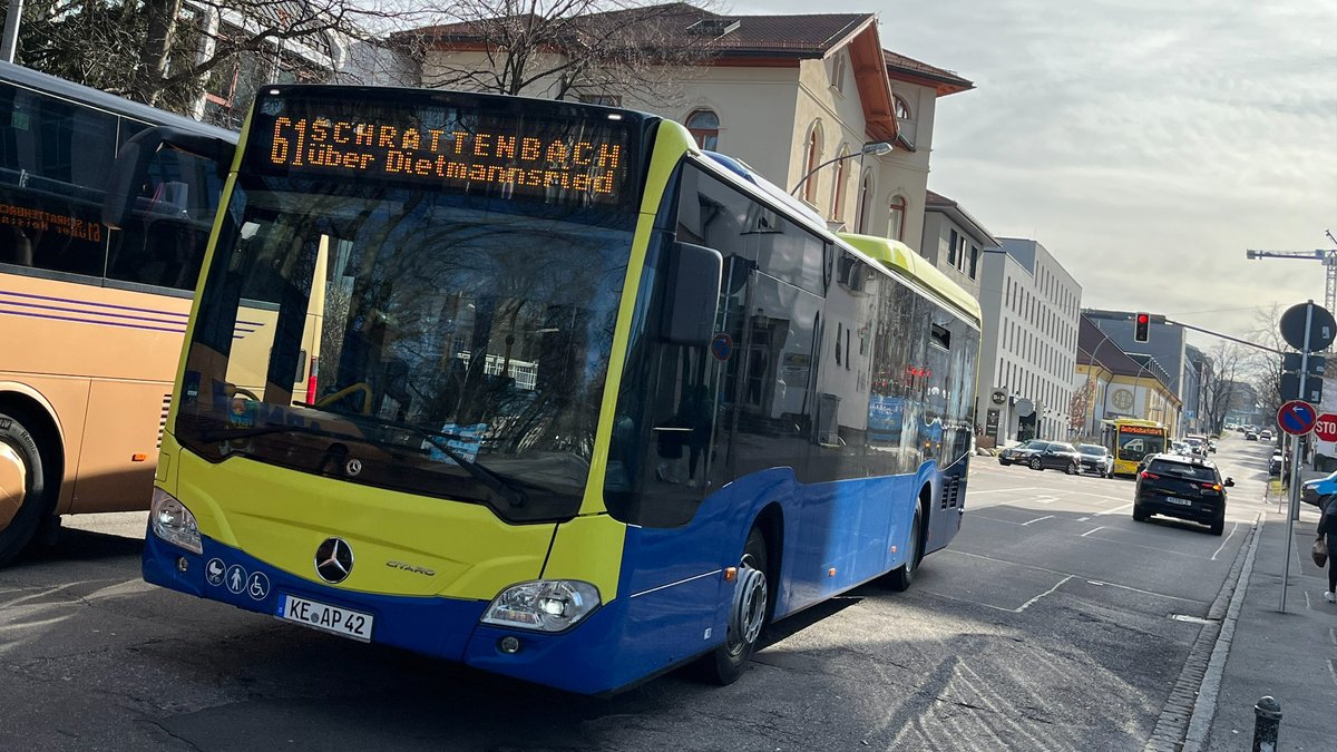 Blau-gelber Bus in Kempten der Linie 61 nach Schrattenbach
