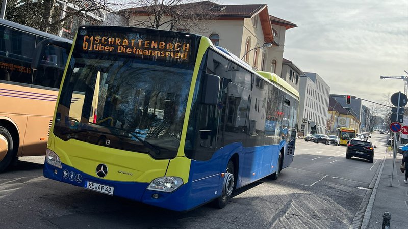 Blau-gelber Bus in Kempten der Linie 61 nach Schrattenbach