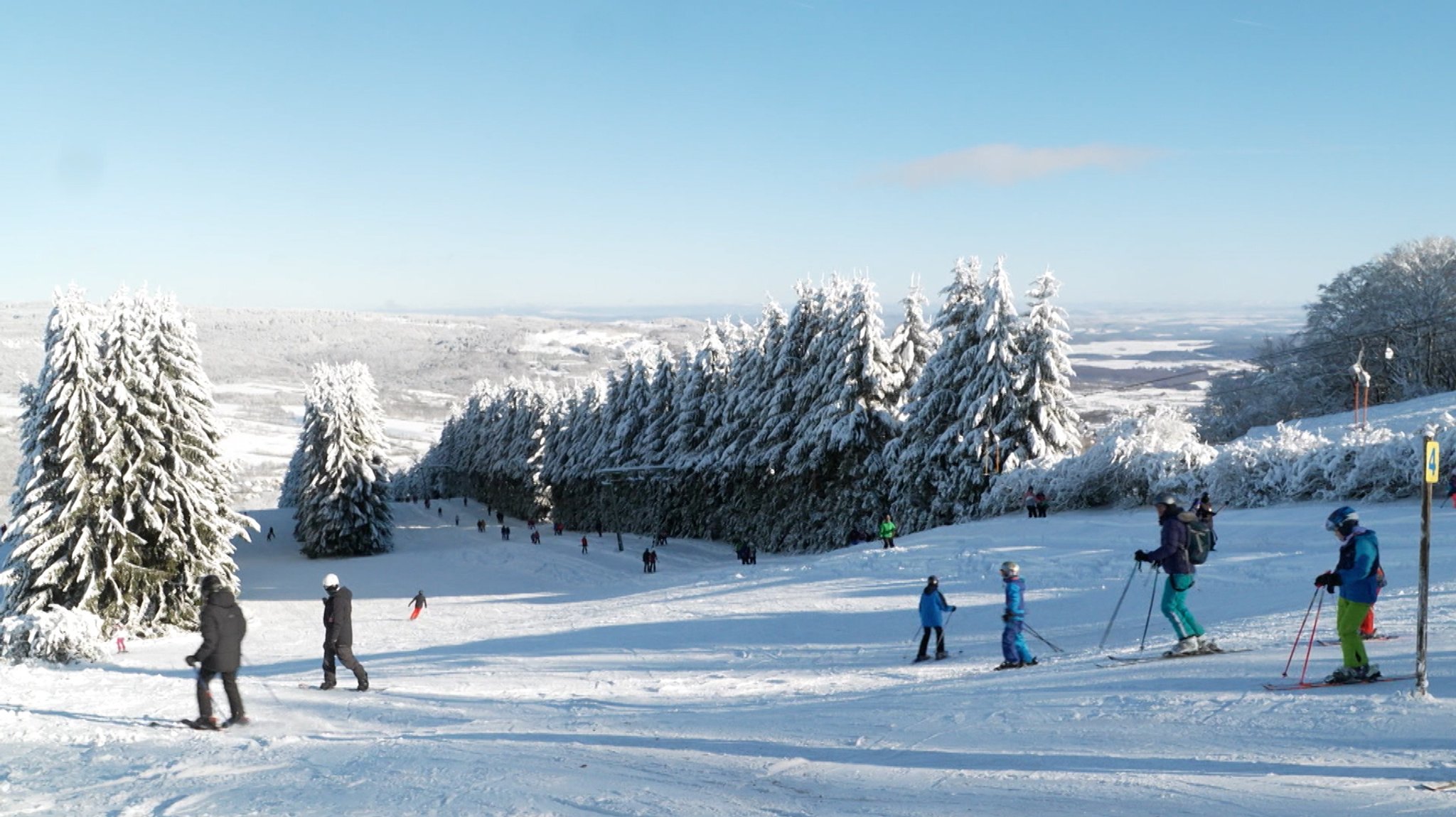 Nach über zwei Jahren Pause durch schneearme Winter fahren seit Samstag die Lifte am Arnsberg in der unterfränkischen Rhön wieder.