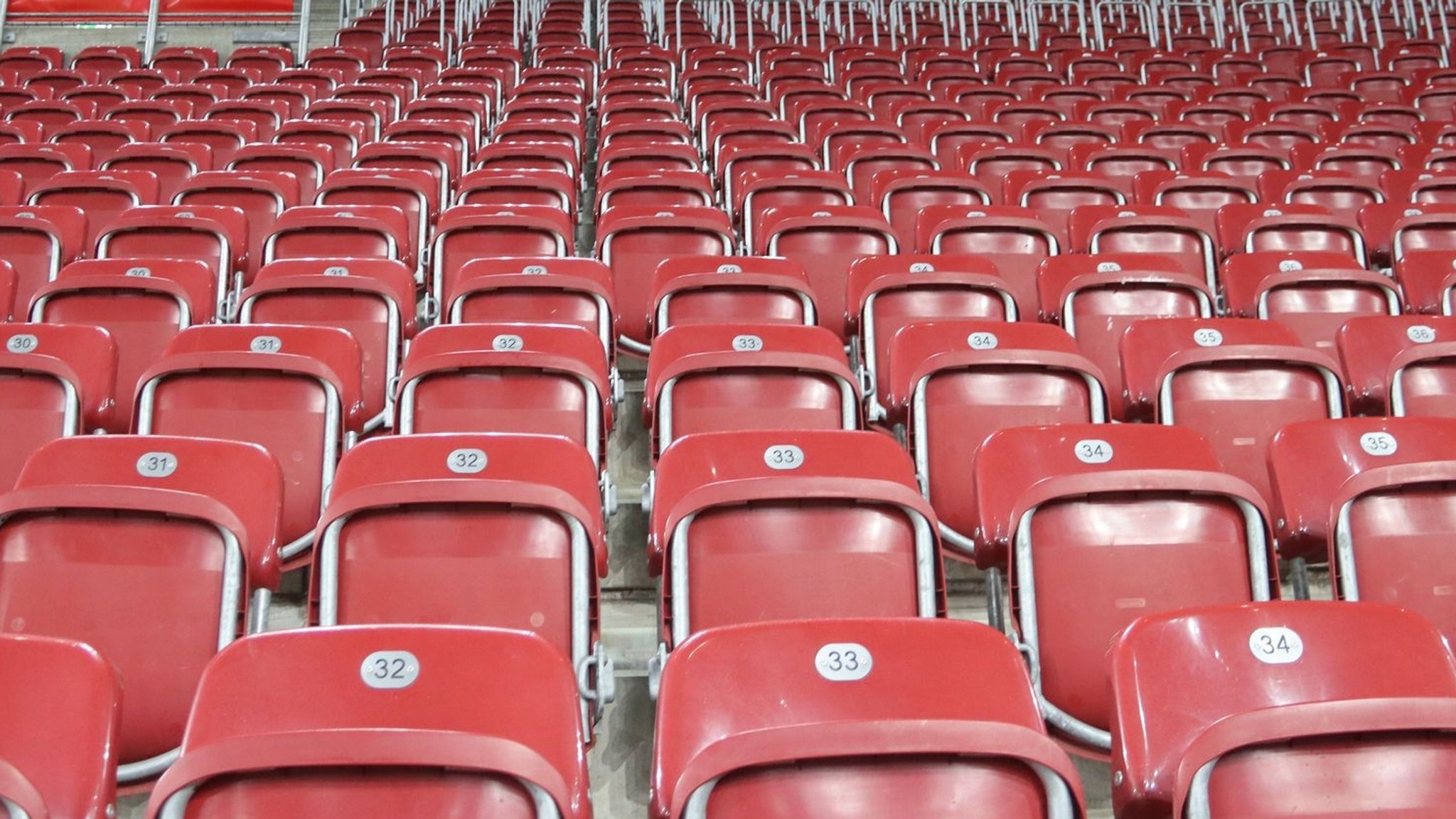 Leere Sportsitze in einem Stadion