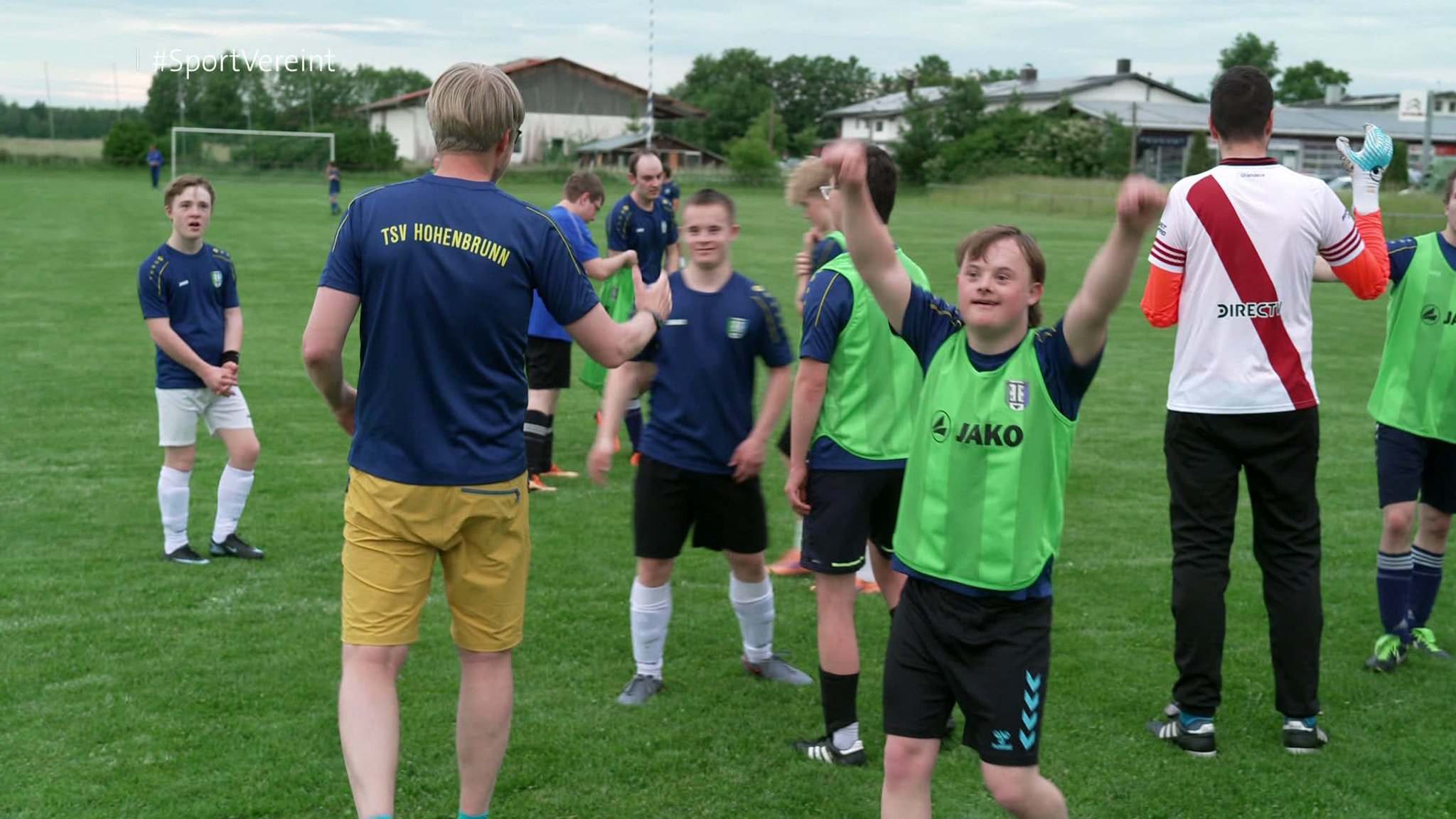 Beim TSV Hohenbrunn-Riemerling trainieren Fußballspielerinnen und -spieler mit und ohne Behinderung gemeinsam mit ihren Trainern | Bild: BR Beim TSV Hohenbrunn-Riemerling trainieren Fußballspielerinnen und -spieler mit und ohne Behinderung gemeinsam mit ihren Trainern