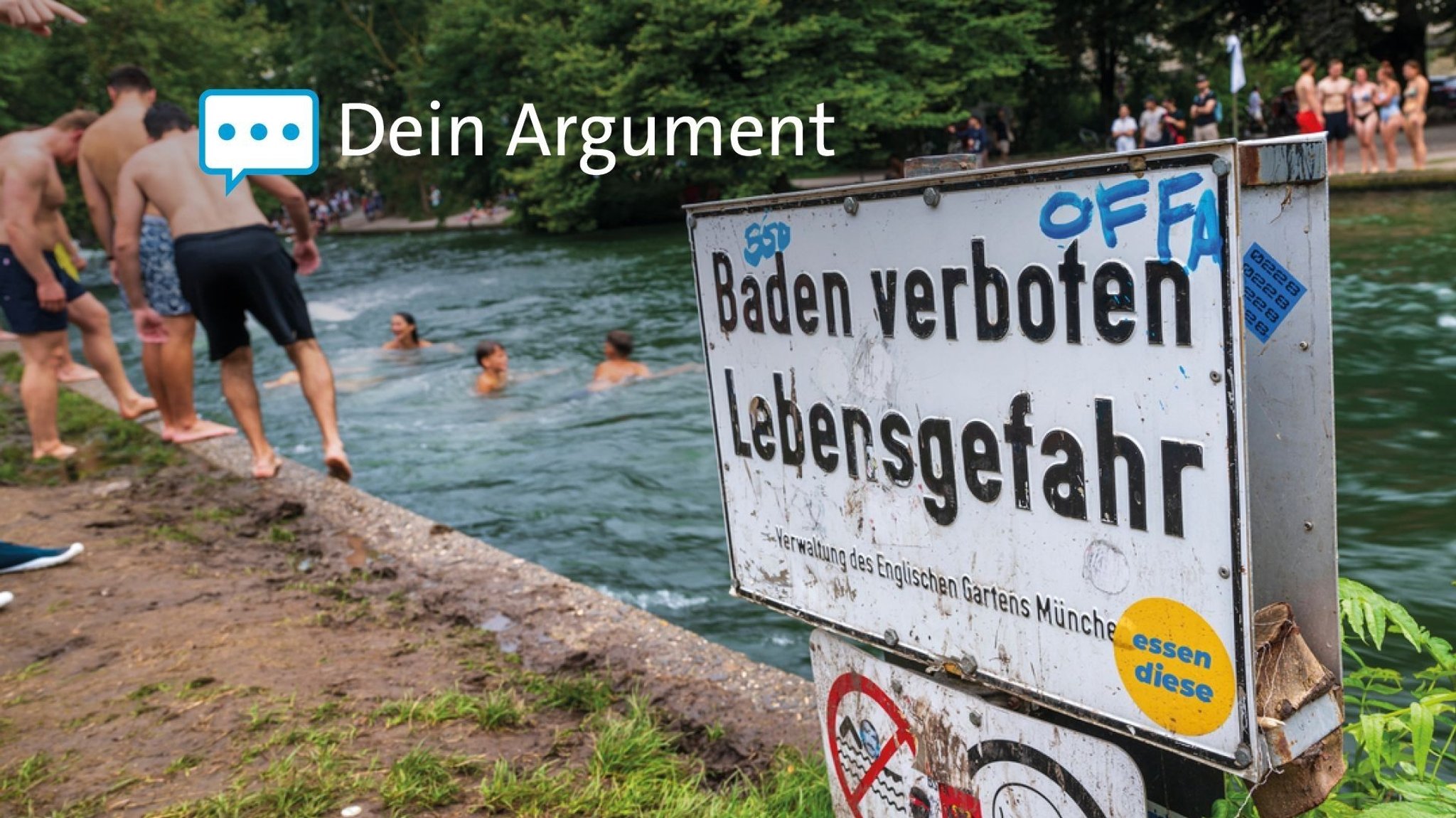 "Baden verboten" und "Lebensgefahr" steht auf einem Schild am Eisbach in München. Im Hintergrund sind Badende zu sehen.