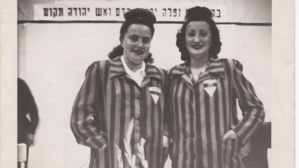 Die Pianistin Fania Durmashkin, links, und ihre Schwester, die Sängerin Henia Durmashkin, gehörten zum jüdischen DP-Orchester.