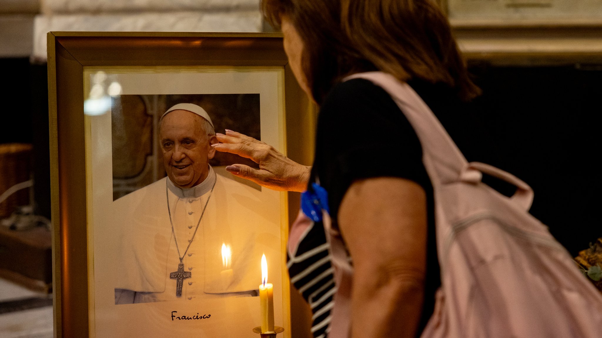 Gläubige nehmen an einer Messe für die Gesundheit von Papst Franziskus in der Basilika von San José de Flores teil. | Bild: picture alliance/dpa | Cristina Sille Gläubige nehmen an einer Messe für die Gesundheit von Papst Franziskus in der Basilika von San José de Flores teil.