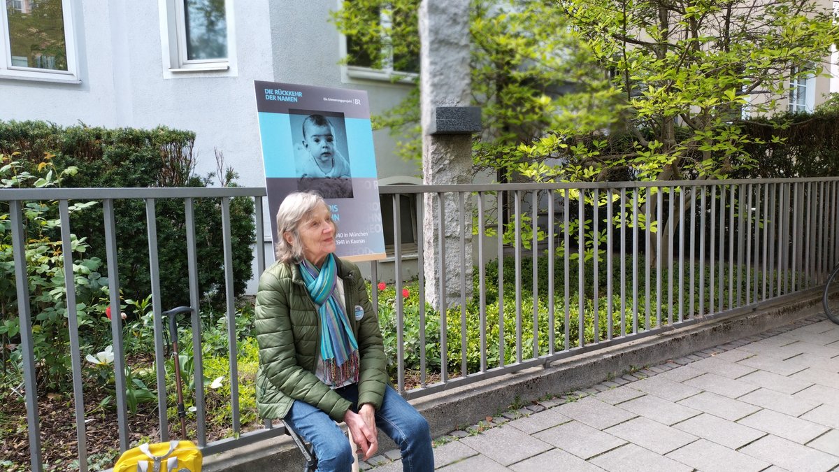 Irene Hofer vor dem ehemaligen Wohnhaus der von Nationalsozialisten ermordeten Judis Cahn
