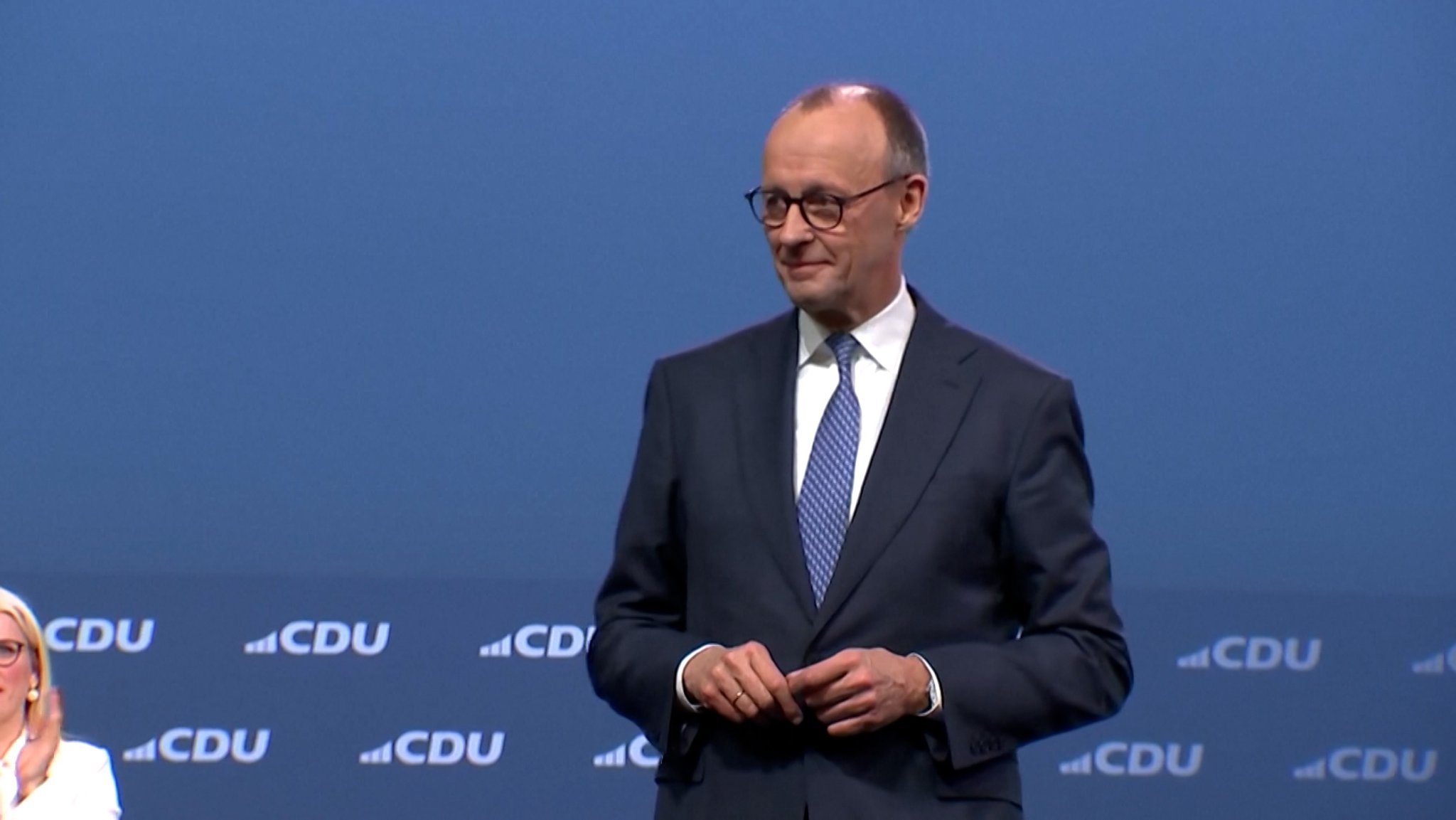 Für Friedrich Merz lief es als Bundeskanzler bislang nicht reibungslos: Seine Kommunikation und seine Glaubwürdigkeit standen in der Kritik. Umso spannender war heute die Frage, ob die Partei geschlossen hinter ihm steht.