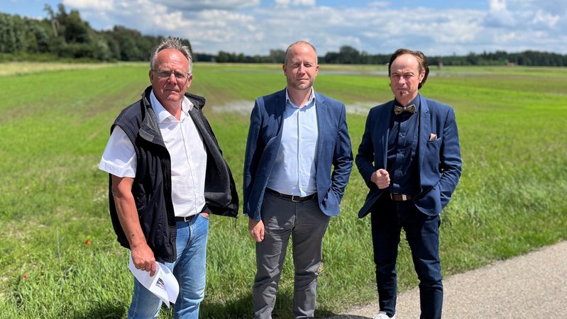 Die Bürgermeister von Dinkelscherben, Altenmünster und Zusmarshausen an dem Ort, an dem ein Rückhaltebecken für die Zusam geplant ist. | Bild: BR/Andreas Herz Die Bürgermeister von Dinkelscherben, Altenmünster und Zusmarshausen an dem Ort, an dem ein Rückhaltebecken für die Zusam geplant ist.