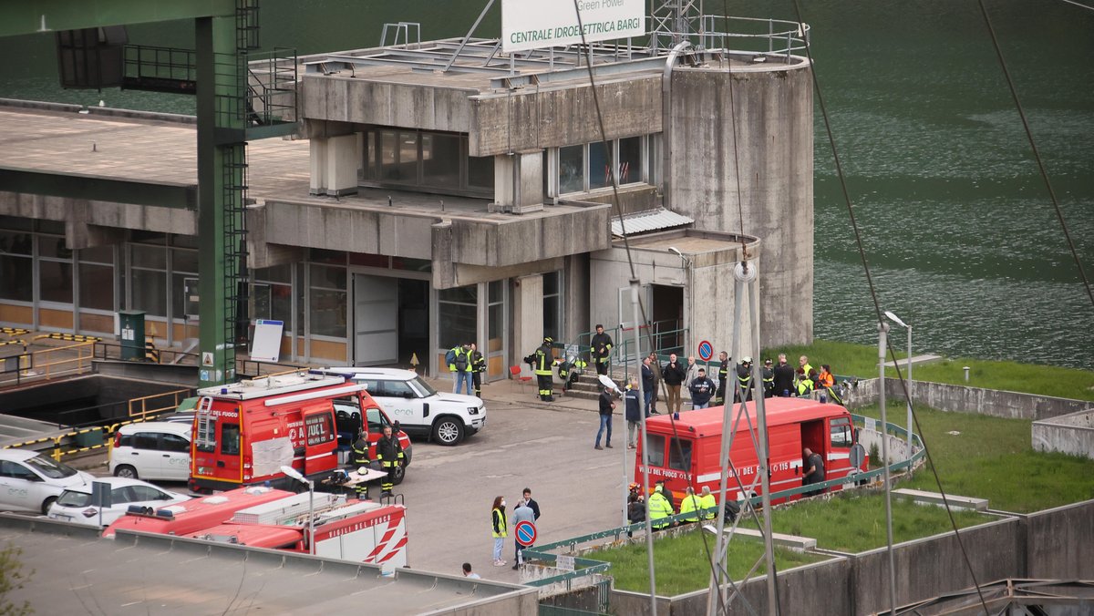 Bei einer Explosion in einem Wasserkraftwerk in Norditalien sind mindestens drei Arbeiter getötet worden.