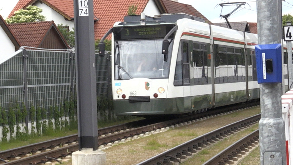 Die Tramlinie 3 fährt neuerdings bis nach Königsbrunn. Doch die Anwohner ärgern sich über den Lärm