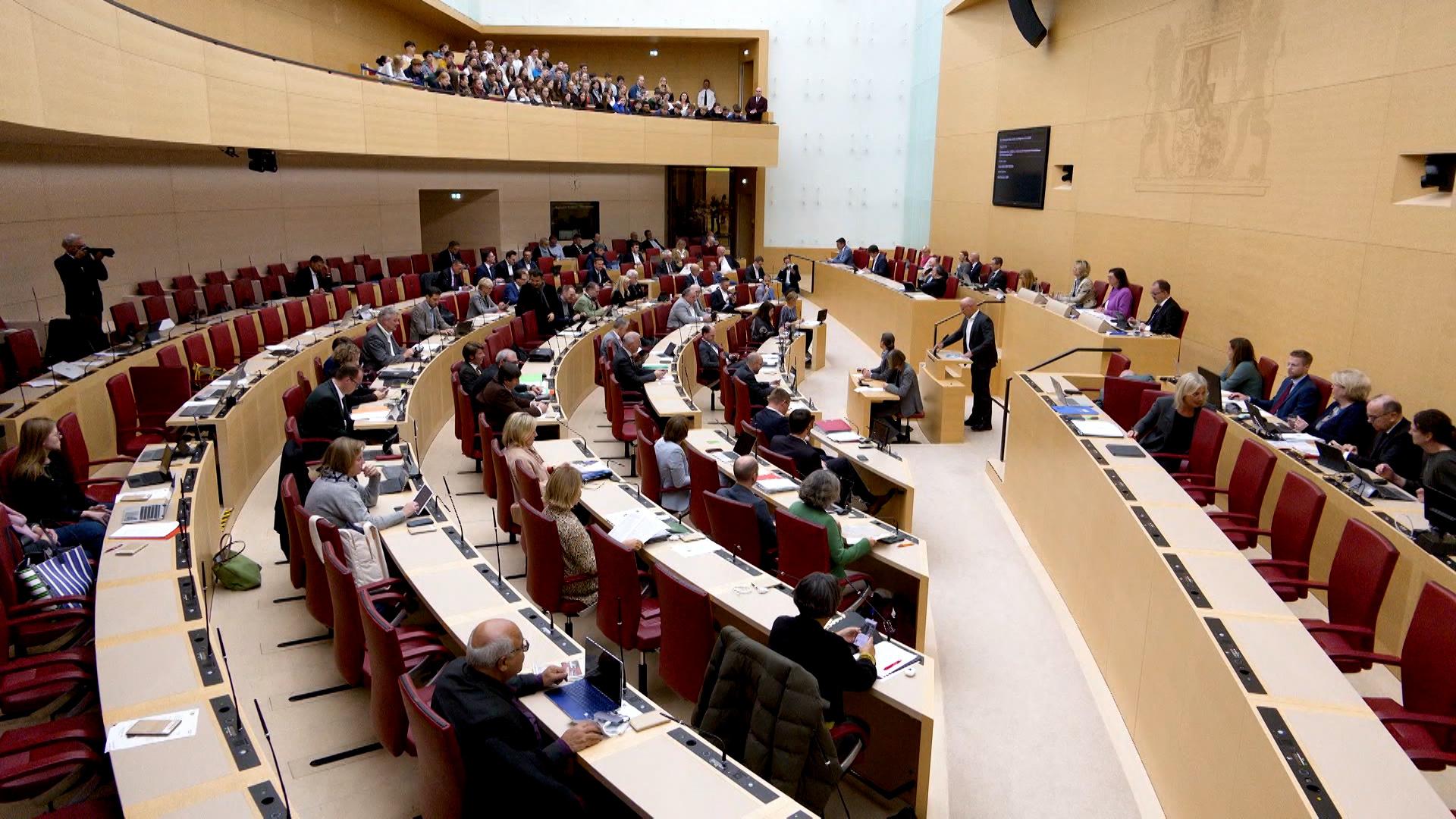 Die Staatsregierung kürzt ab 2026 die Barauszahlungen beim Familiengeld von 6.000 auf 3.000 Euro.