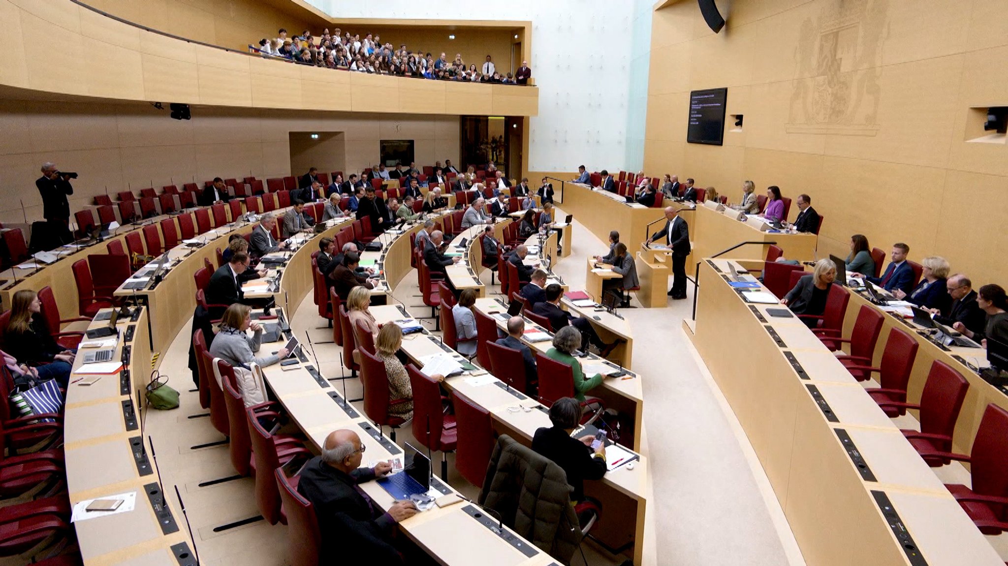 Die Staatsregierung kürzt ab 2026 die Barauszahlungen beim Familiengeld von 6.000 auf 3.000 Euro.