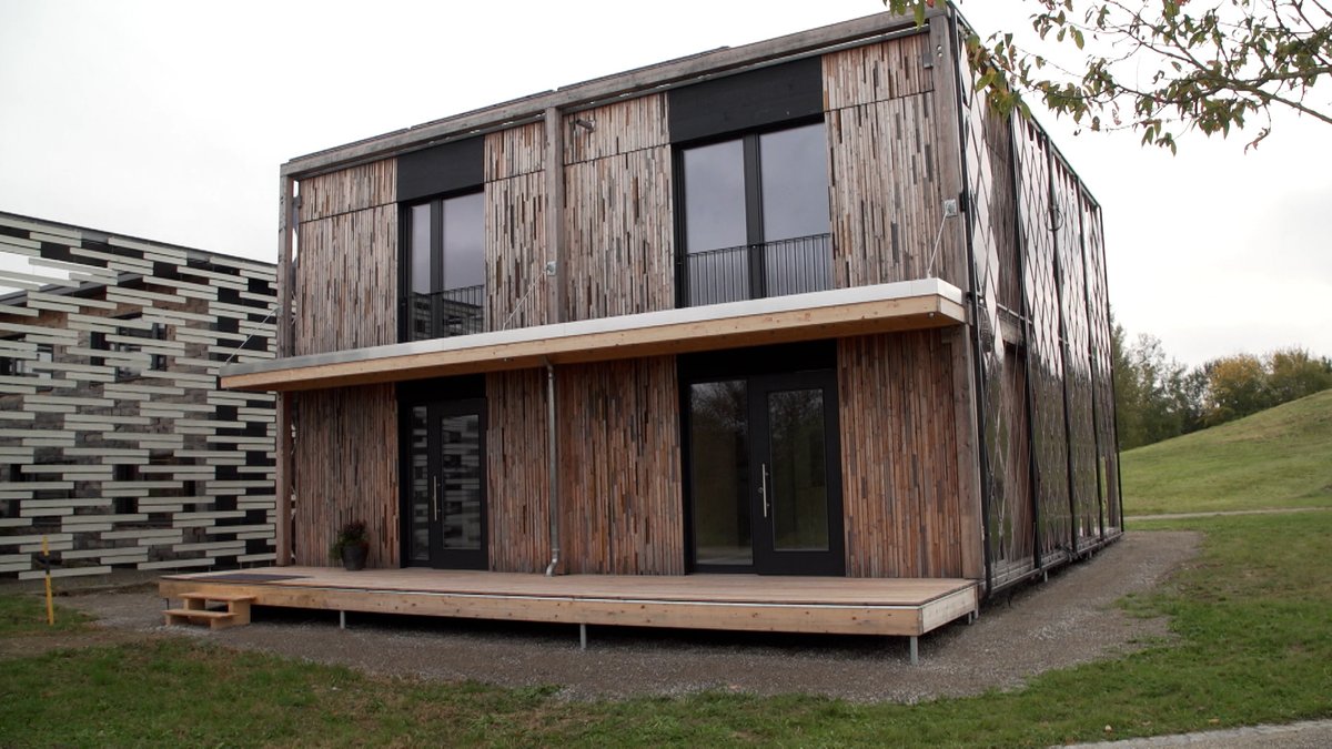 Baufritz produziert Bio-Holzhäuser, schadstofffrei und nachhaltig aus heimischem Holz, mit Dämmmaterial aus biologisch imprägnierten Holzspänen. 