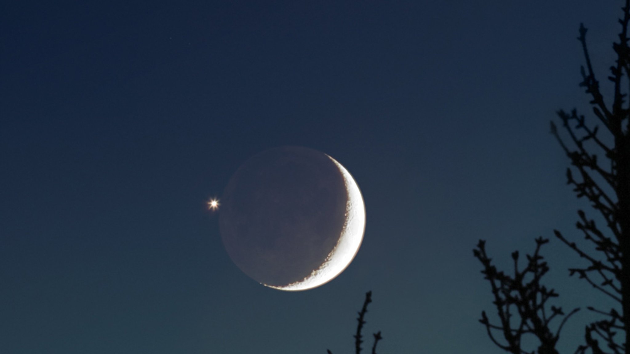 Mondsichel & Venus. Planet Venus ist so hell, dass sie alle Sterne bei Weitem übertrifft.