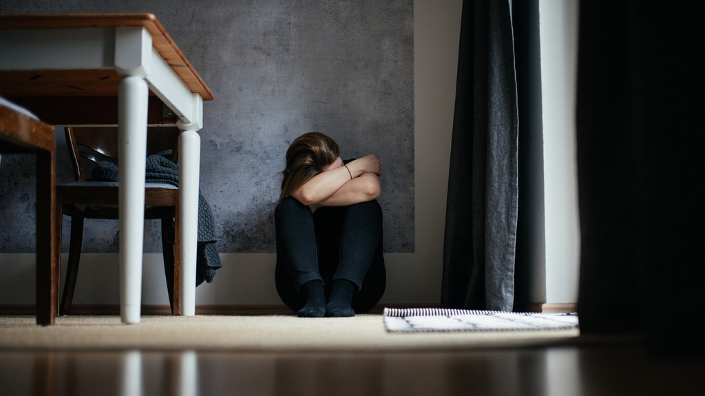Frau hockt am Boden mit verschränkten Armen vor dem Gesicht | Bild: BR/Julia Müller Frau hockt am Boden mit verschränkten Armen vor dem Gesicht